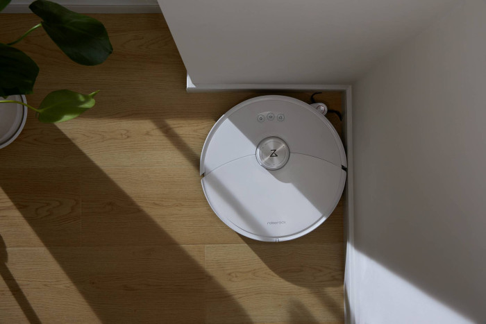 Dank einer ausfahrbaren Bürste sollen Ecken besonders gut gereinigt werden können. (Bild: Roborock)